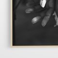 Obraz w ramie 70x100 - Splątane Uczucia - czarno biała fotografia, artystyczna - rama drewno