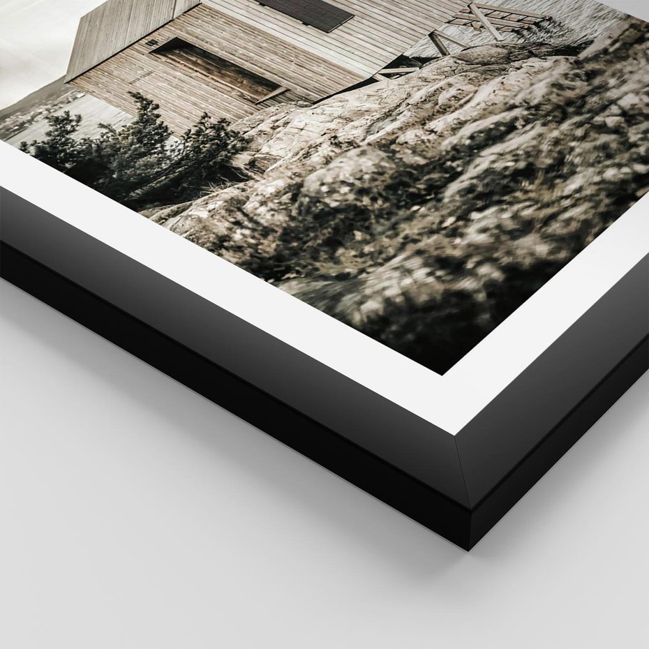 Plakat w ramie 50x70 - Nostalgiczna Oaza - rustykalny domek, domek nad jeziorem - rama czarna