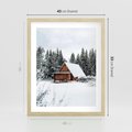 Plakat w ramie 40x50 - Ujęcie zimy w Górach - domek w górach w zimie, śnieg - rama drewno