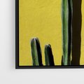 Obraz w ramie 100x70 - Refleksje w roślinnym odbiciu - zielone kaktusy na tle żółtej ściany, soczyste kolory - rama czarna