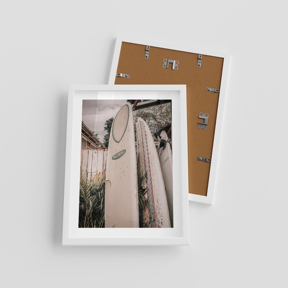 Plakat w ramie 30x40 - Deski Surfingowe czekają na Fale - deski surfingowe, stoją pod płotem - rama biała