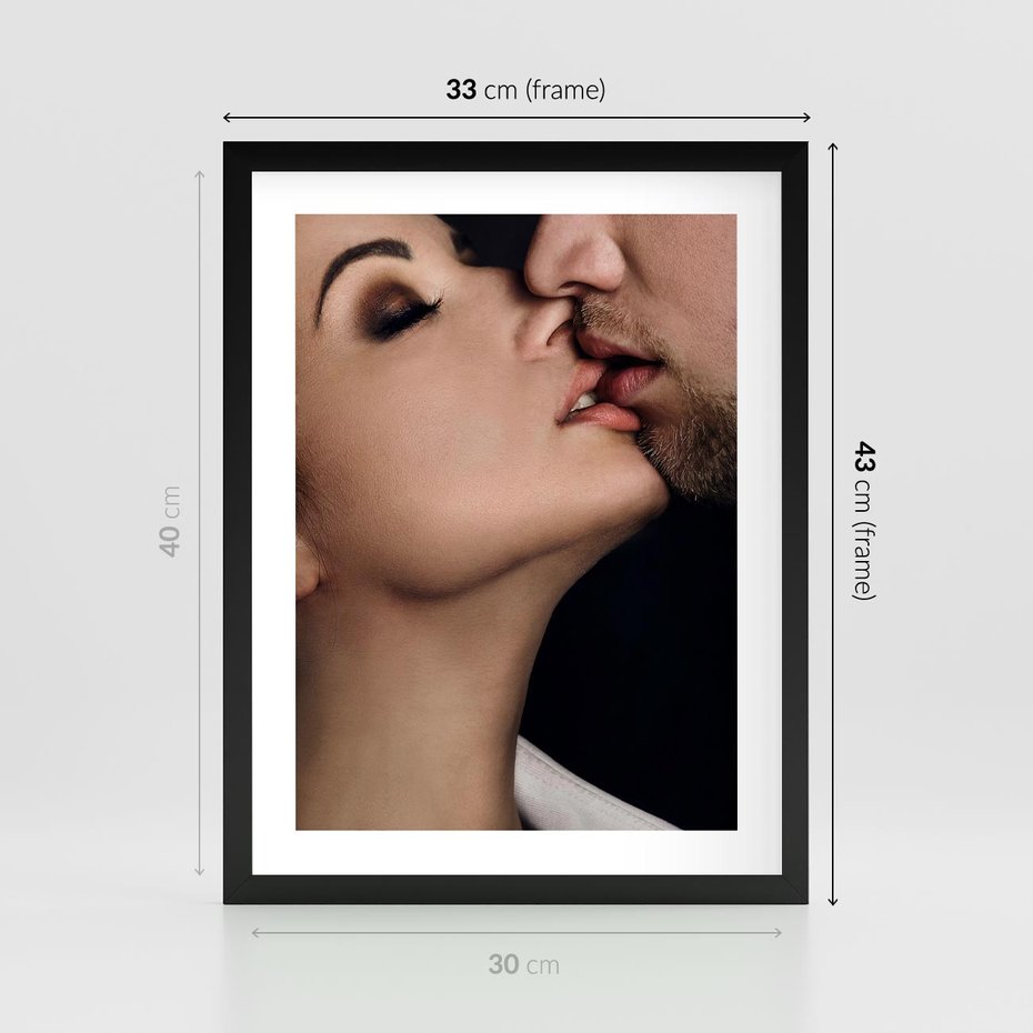Plakat w ramie 30x40 - Miłosne Uczucia - kobieta, pocałunek - rama czarna