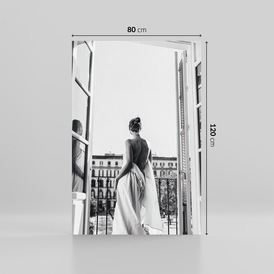 Obraz na płótnie 80x120 - Poranki w Paryżu - czarno białe zdjęcie, kobieta w prześcieradle na balkonie