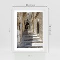 Plakat w ramie 30x40 - Urok uliczki: perspektywa miasta - uliczka, perspektywa - rama biała
