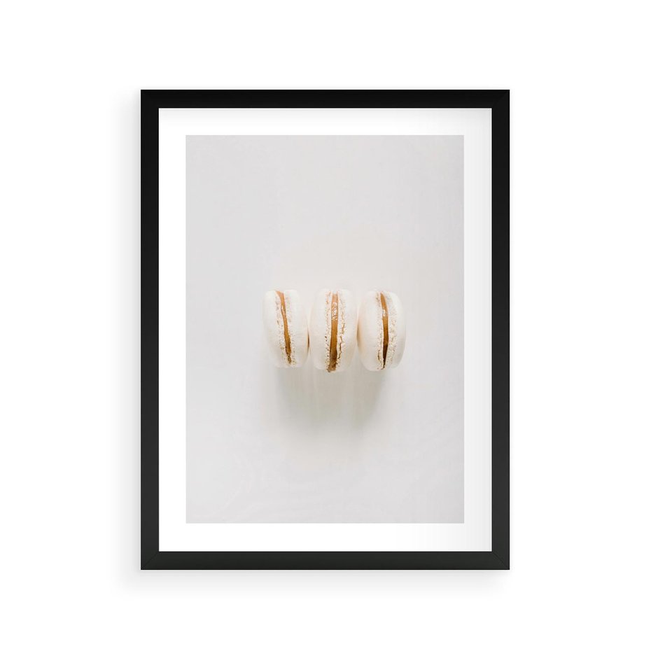 Plakat w ramie 30x40 - Delikatność w Bieli - białe ciateczka. makaroniki, minimalistyczne zdjęcie - rama czarna