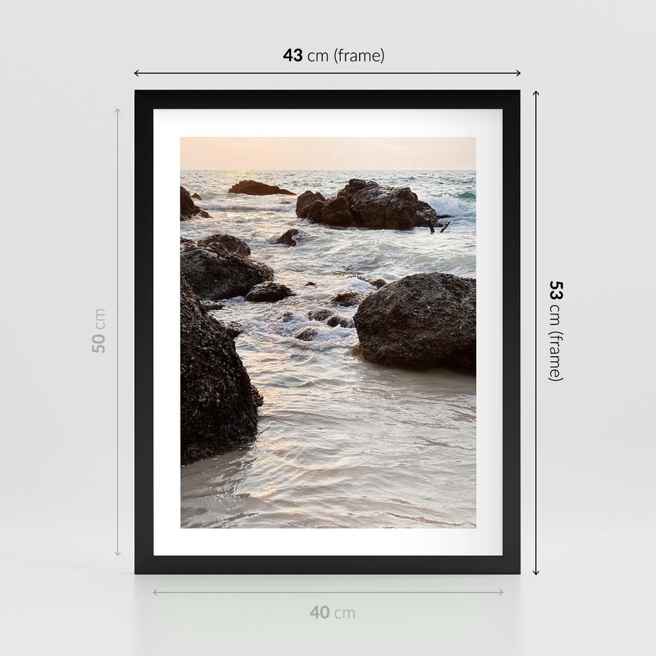 Plakat w ramie 40x50 - Dramatyczna Sceneria: Morze i Skały nad Brzegiem - fale, morze - rama czarna