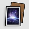 Plakat w ramie 50x70 - Podróż w kosmiczną przestrzeń - kosmos, ziemia - rama czarna