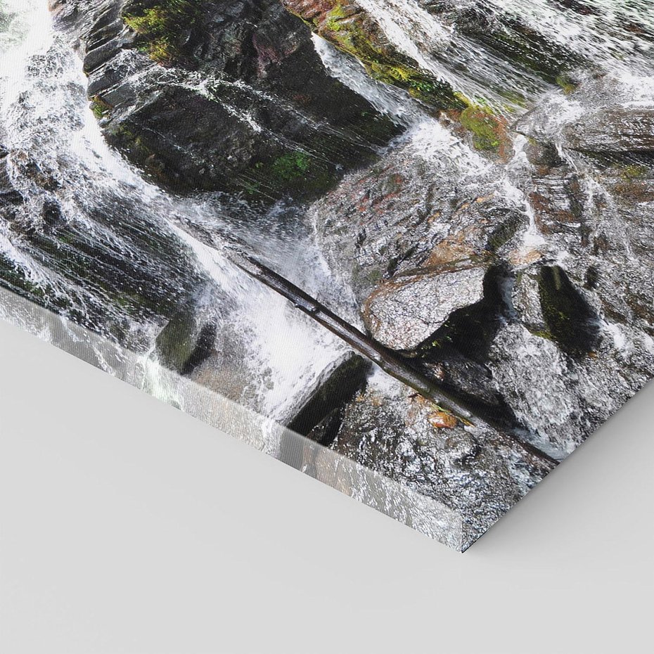 Obraz na płótnie 80x120 - Wodospad wśród majestatycznych gór - wodospad, góry