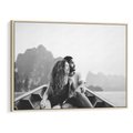 Obraz w ramie 70x50 - Księga mglistych marzeń - czarno biała fotografia, para zakochanych w łodzi - rama drewno