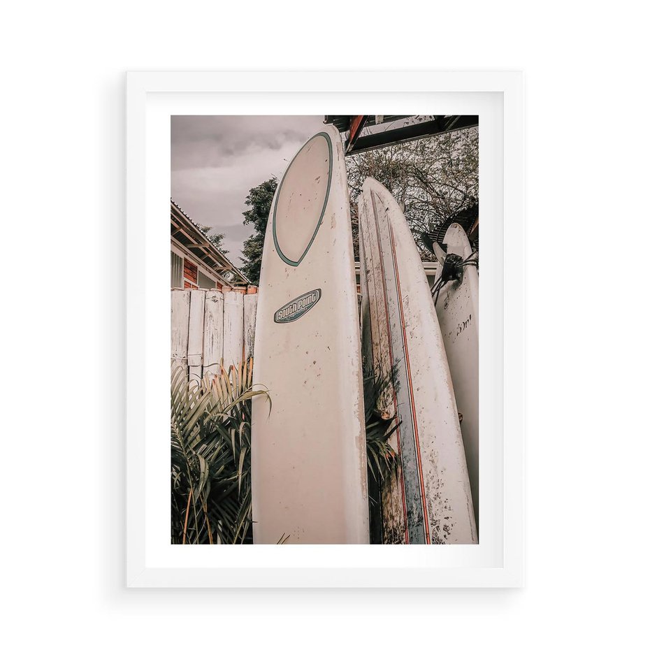 Plakat w ramie 50x70 - Deski Surfingowe czekają na Fale - deski surfingowe, stoją pod płotem - rama biała