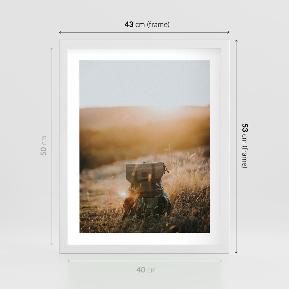 Plakat w ramie 40x50 - Podróżniczy bukiet na łące - plecak, podróż - rama biała