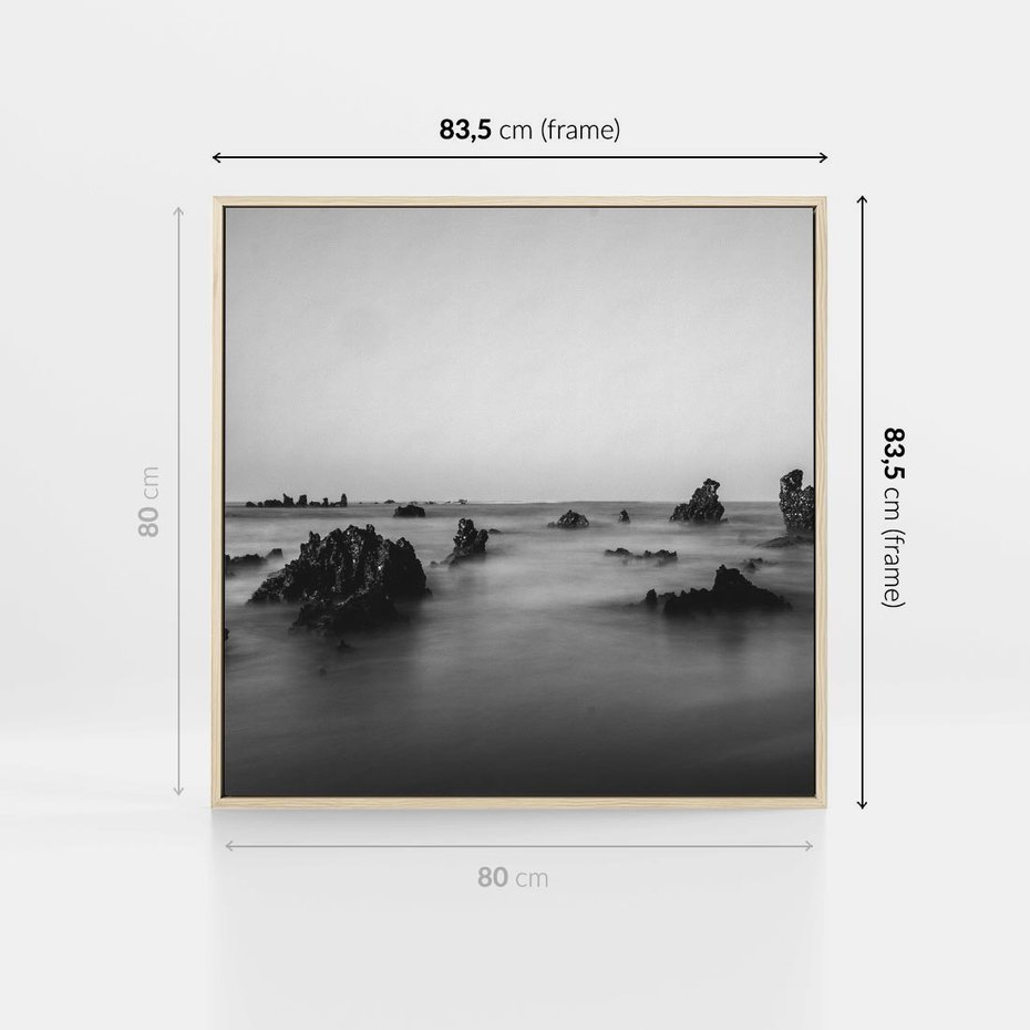 Obraz w ramie 80x80 - Harmonia świateł i cieni - zamglona dzika plaża, skały na plaży - rama drewno