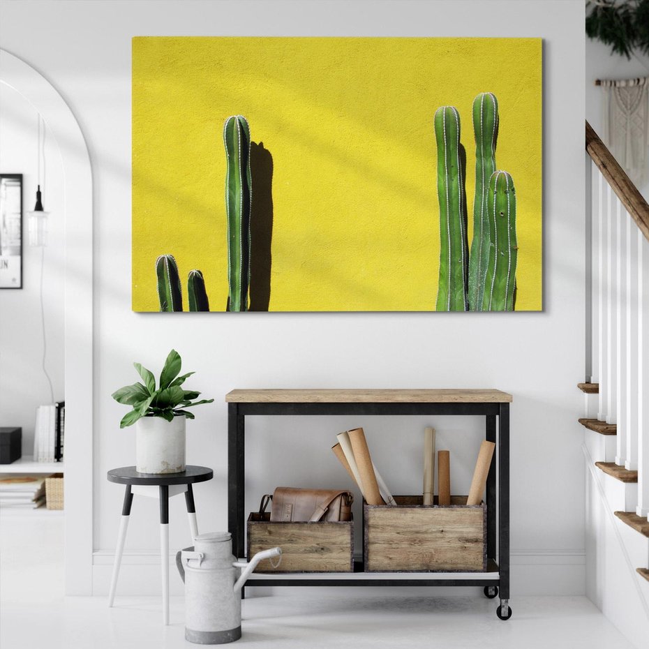 Obraz na płótnie 100x70 - Refleksje w roślinnym odbiciu - zielone kaktusy na tle żółtej ściany, soczyste kolory