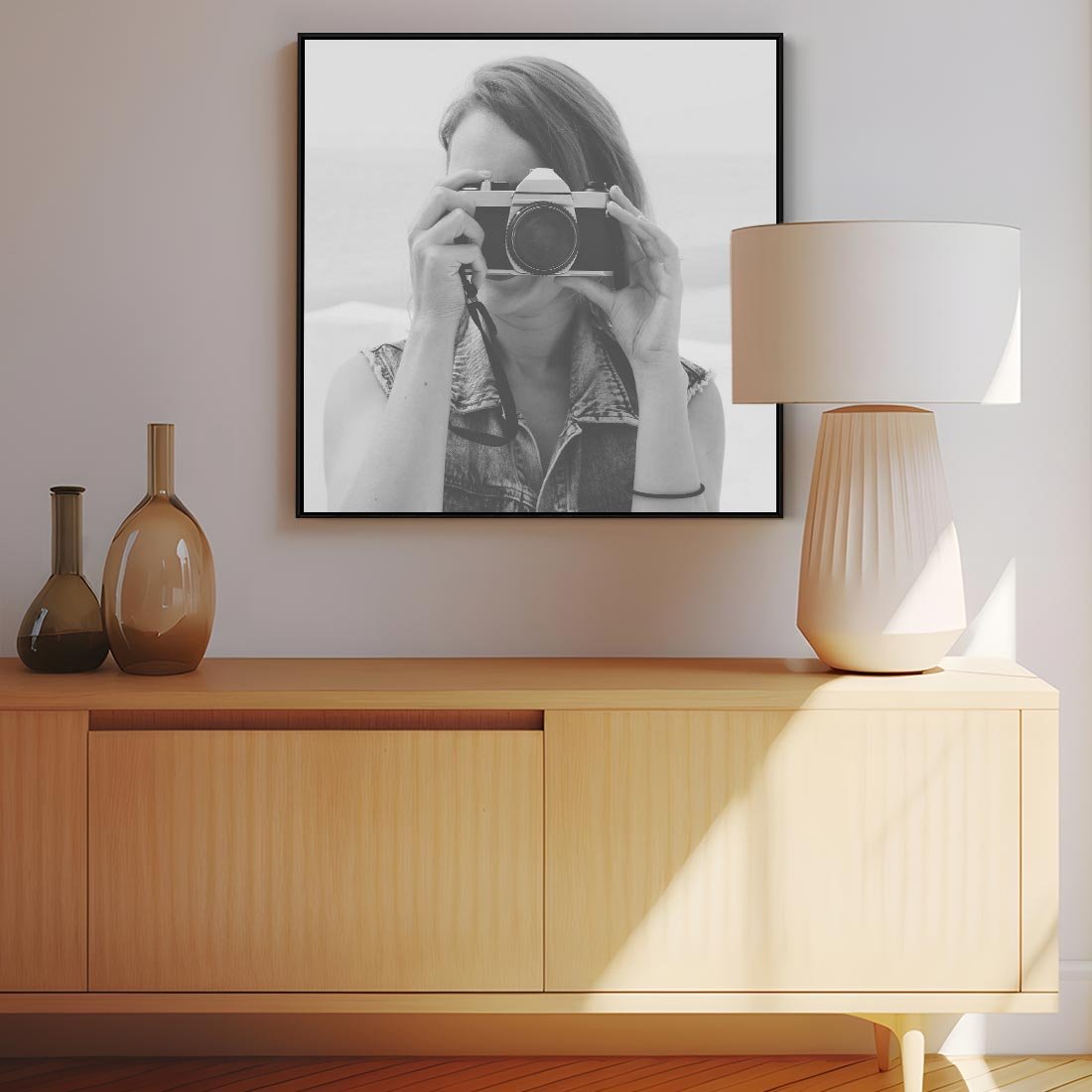 Obraz w ramie 50x50 - Zrób mi Zdjęcie - fotografia, kobieta z aparatem - rama czarna
