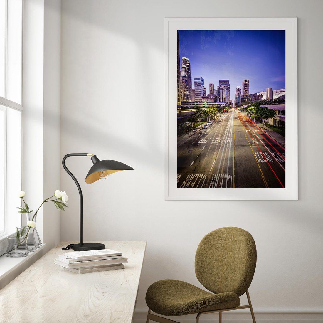 Plakat w ramie 50x70 - Światło nocnej ulicy - miasto, nocą - rama biała