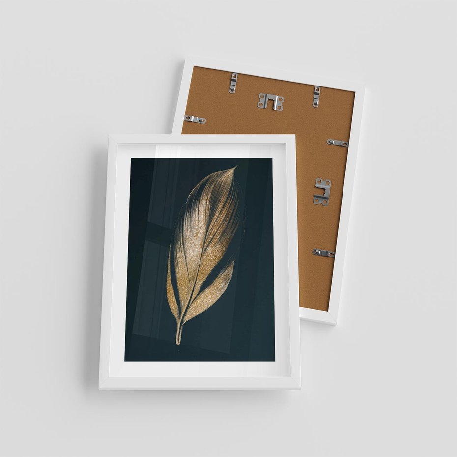 Plakat w ramie 30x40 - Mroczne Złoto - nowoczesna grafika, złoty liść na czarnym tle - rama biała