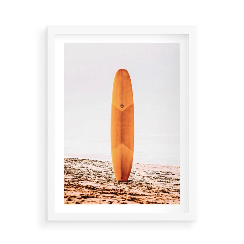 Plakat w ramie 50x70 - Deska w Piasku: Gotowa na Fale - plaża, pomarańczowa deska surfingowa wbita w piasek - rama biała