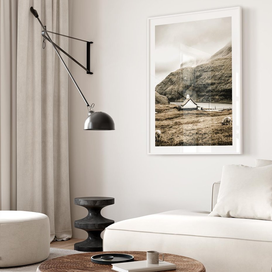 Plakat w ramie 30x40 - Kościół na Wzgórzu: Sepia Nostalgii - kościół w górach, na wzgórzu - rama biała