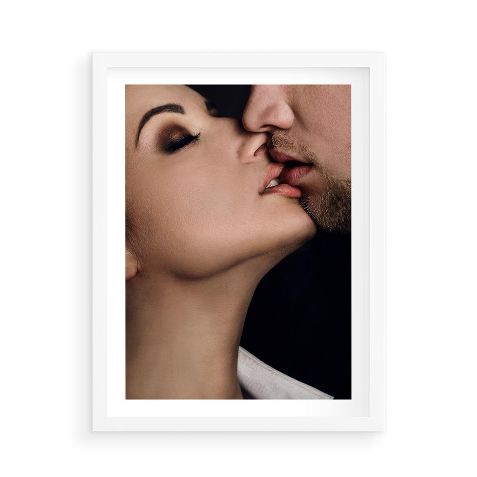 Plakat w ramie 50x70 - Miłosne Uczucia - kobieta, pocałunek - rama biała