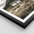 Plakat w ramie 40x50 - Biały Domek w Sepii: Wiejski Urok - domek w górach, kolory sepii - rama czarna
