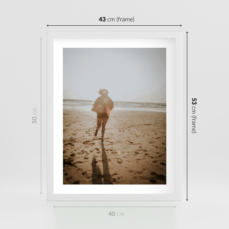 Plakat w ramie 40x50 - O Zachodzie Słońca - klimatyczna fotografia, postać biegnie po plaży - rama biała