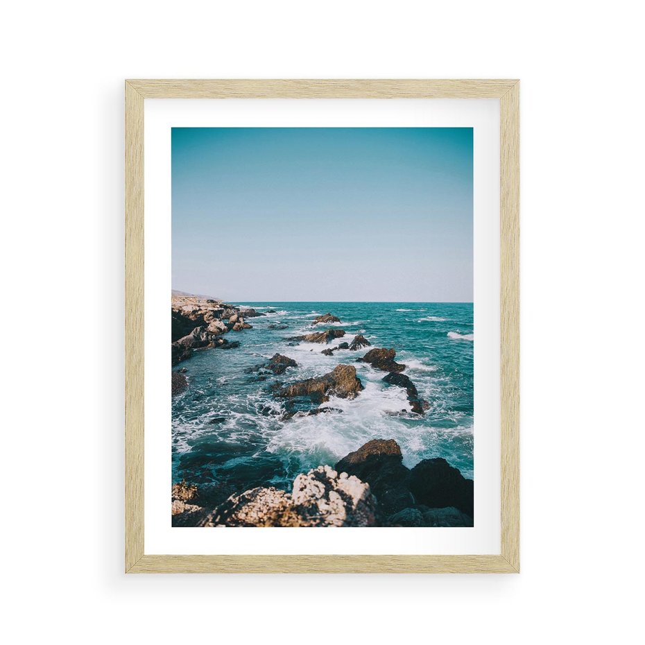 Plakat w ramie 40x50 - Dramatyczna Sceneria: Fale i Skały nad Morzem - morze, fale - rama drewno