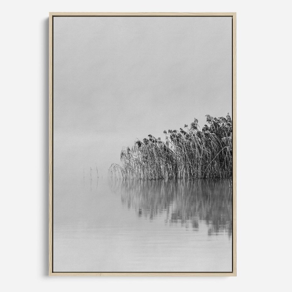 Obraz w ramie 80x120 - Mglisty Brzeg Jeziora - czarno białe zdjęcie, zamglone jezioro - rama drewno