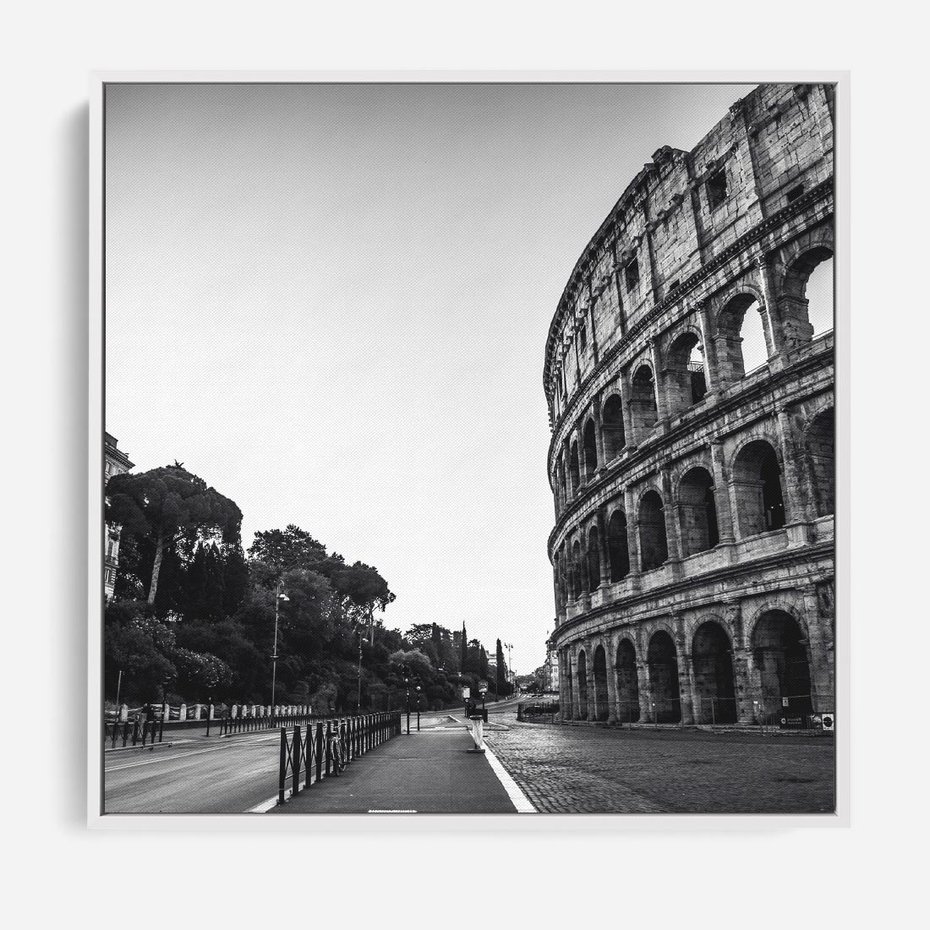 Obraz w ramie 80x80 - Echa Historii - czarno biała fotografia, koloseum - rama biała