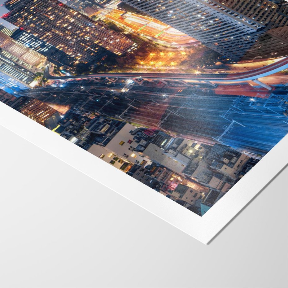 Plakat bez ramy 21x30 - Miasto nocą z wieżowcami w tle - miasto, nocą