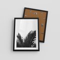 Plakat w ramie 30x40 - Tropikalna Uroda w Czerni i Bieli - fotografia czarno biała, liście palmy - rama czarna