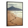 Obraz w ramie 50x70 - Ślady stóp na plaży - plaża, ślady - rama czarna