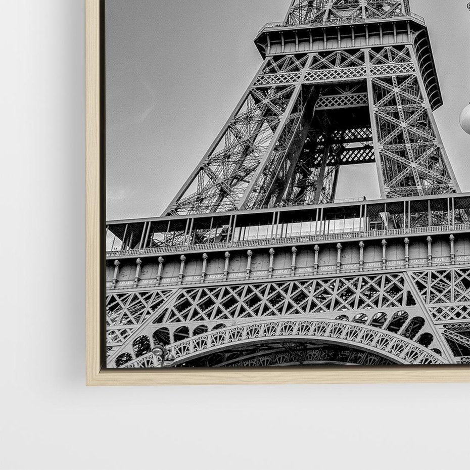 Obraz w ramie 50x50 - Zabawa w Paryżu - czarno białe zdjecie, wieża eiffla - rama drewno