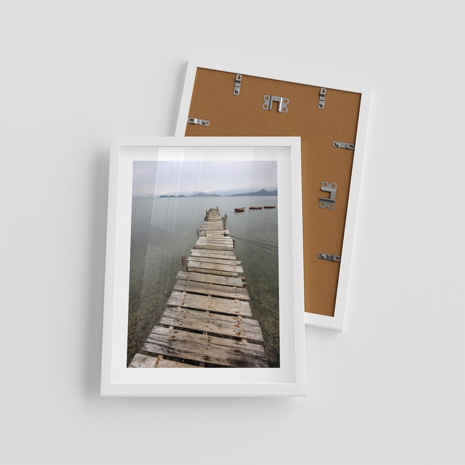 Plakat w ramie 30x40 - Jeziorne Refleksje - pomost, jezioro - rama biała