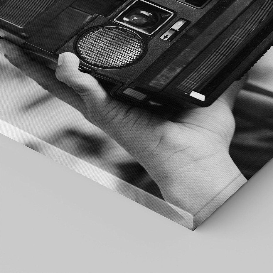 Obraz na płótnie 70x70 - Mężczyzna za Aparatem - czarno białe zdjęcie, portret