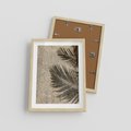 Plakat w ramie 30x40 - Plażowa Idylla - palma, cień na piasku - rama drewno