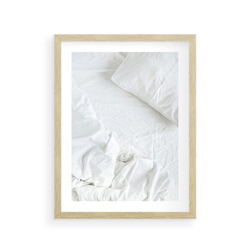 Plakat w ramie 30x40 - Sztuka i Komfort - pościel, biała kołdra poduszka - rama drewno