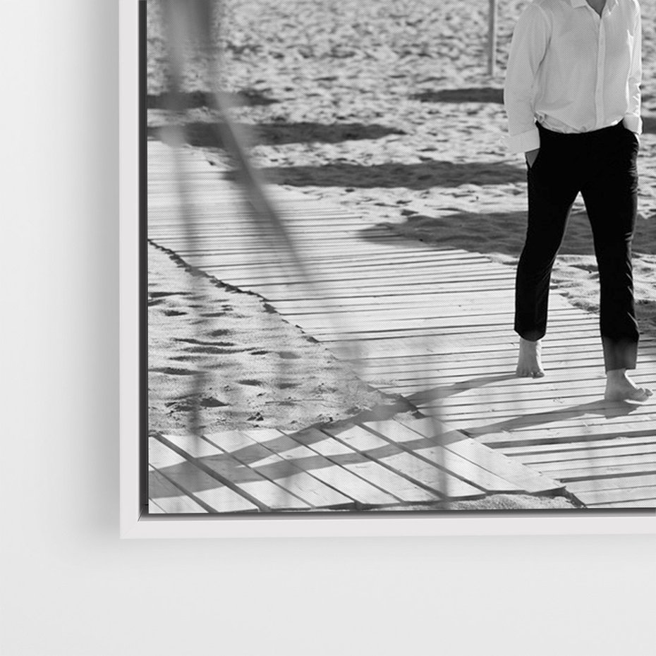 Obraz w ramie 80x120 - Wakacyjny Spacer - czarno białe zdjecie, plaża - rama biała