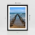 Plakat w ramie 40x50 - Falochron na brzegu morza - falochron, morze - rama czarna