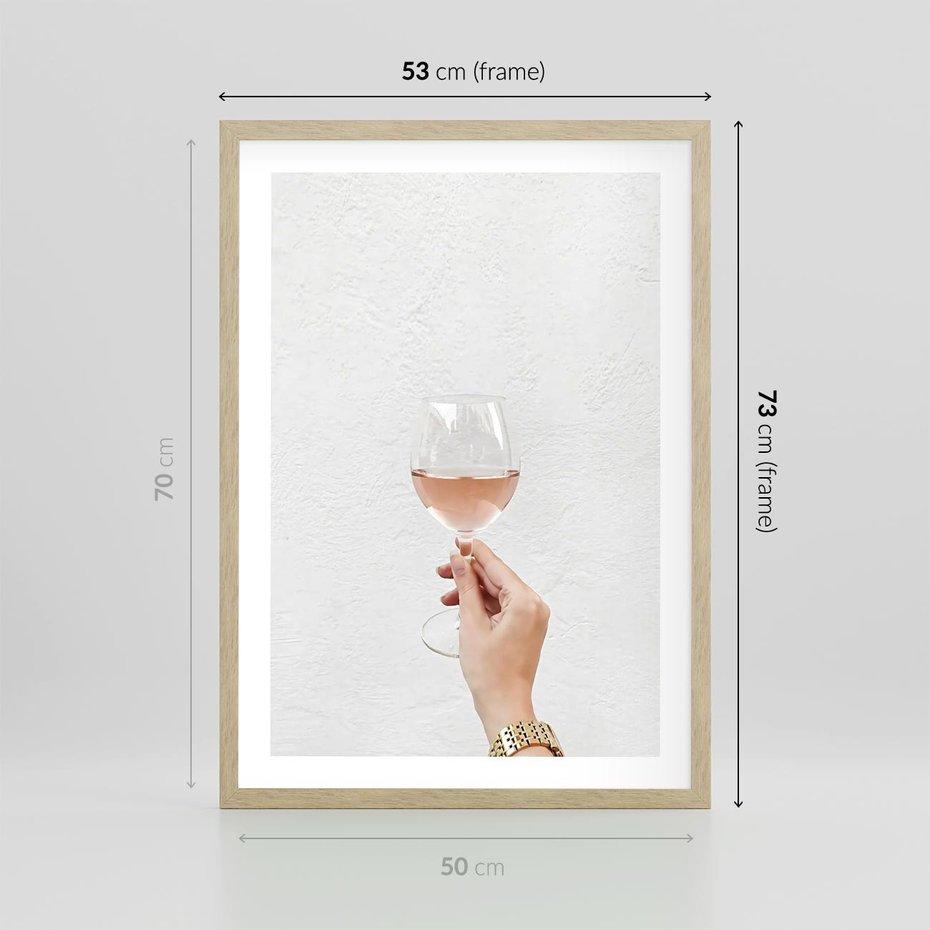 Plakat w ramie 50x70 - Kobieca Dłoń i Różowe Wino - kieliszek różowego wina, kobieca dłoń - rama drewno