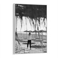Obraz w ramie 50x70 - Wakacyjny Spacer - czarno białe zdjecie, plaża - rama biała