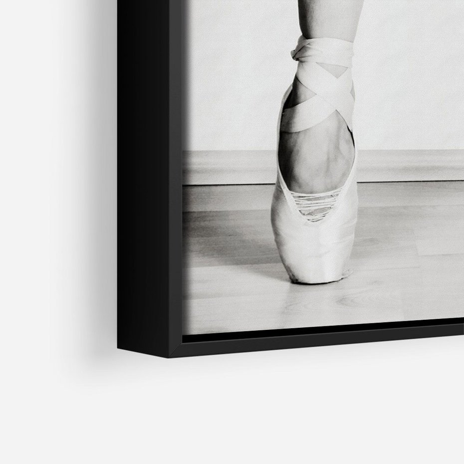 Obraz w ramie 70x100 - Tańcząca Delikatność - artystyczne zdjęcie, odcienie szarości - rama czarna