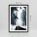Plakat w ramie 50x70 - Droga przez Zimowy Las - drzewa, śnieg - rama czarna