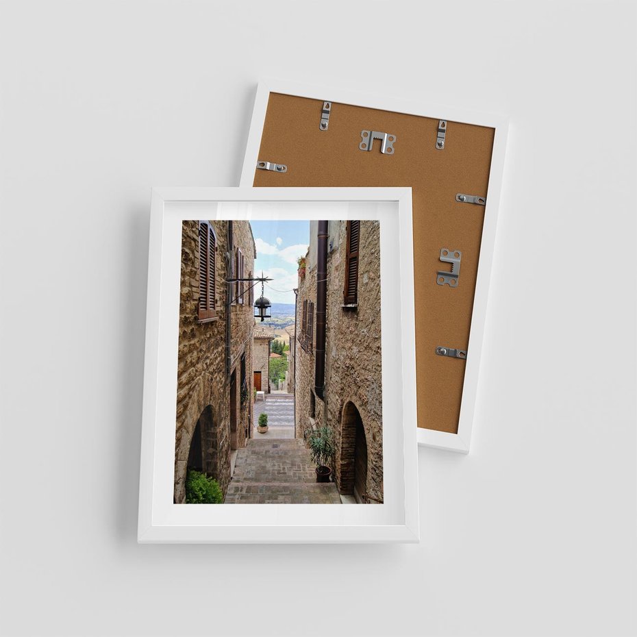 Plakat w ramie 30x40 - Perspektywa malowniczej uliczki - uliczka, perspektywa - rama biała
