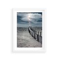 Plakat w ramie 30x40 - Burzowy pomost na plaży - plaża, pomost - rama biała