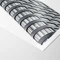 Plakat bez ramy 50x70 - Wieżowiec na Monochromatycznym Obrazie - architektura, wieżowiec