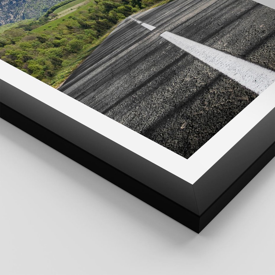 Plakat w ramie 40x50 - Droga przez góry: podróż do przygody - droga, góry - rama czarna