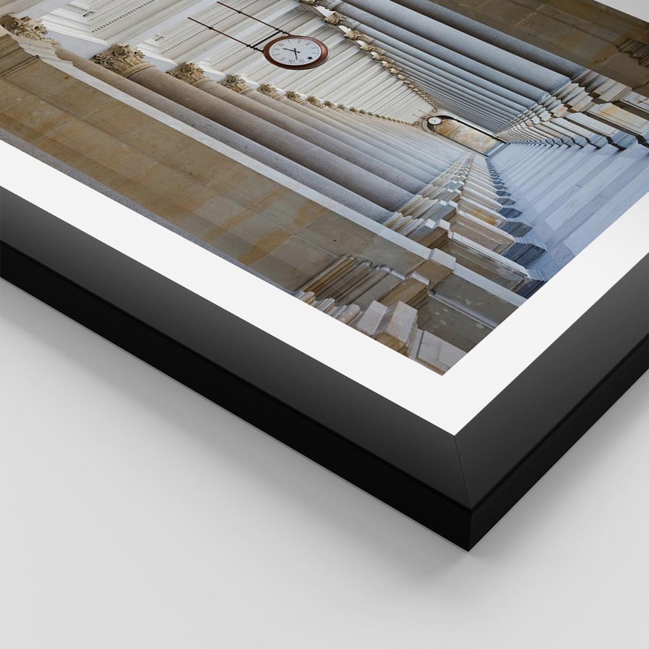 Plakat w ramie 40x50 - Kolumny Czasu - architektura, kolumny - rama czarna