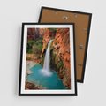 Plakat w ramie 50x70 - Wodospad wśród majestatycznych gór - wodospad, górski - rama czarna