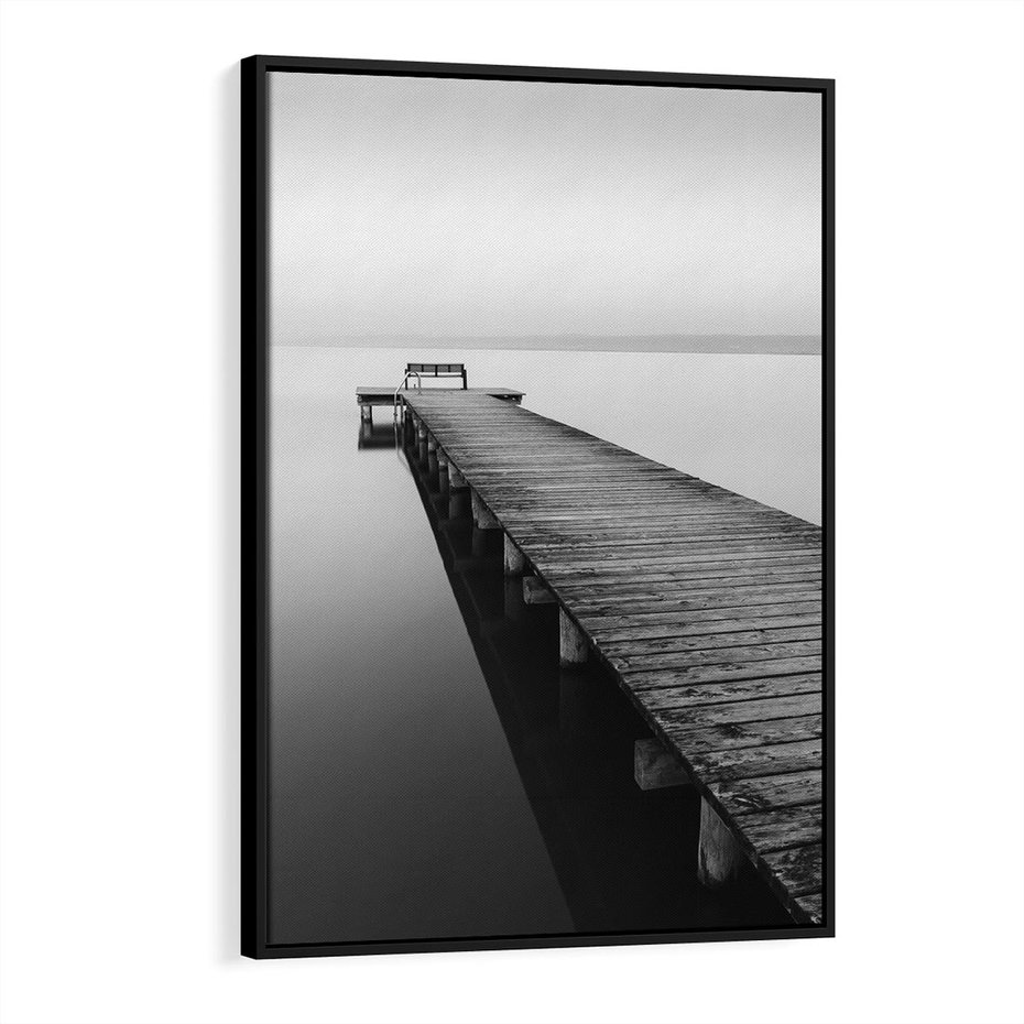 Obraz w ramie 50x70 - Mglista Perspektywa - czarno biała fotografia, drewniany pomost na jeziorze - rama czarna