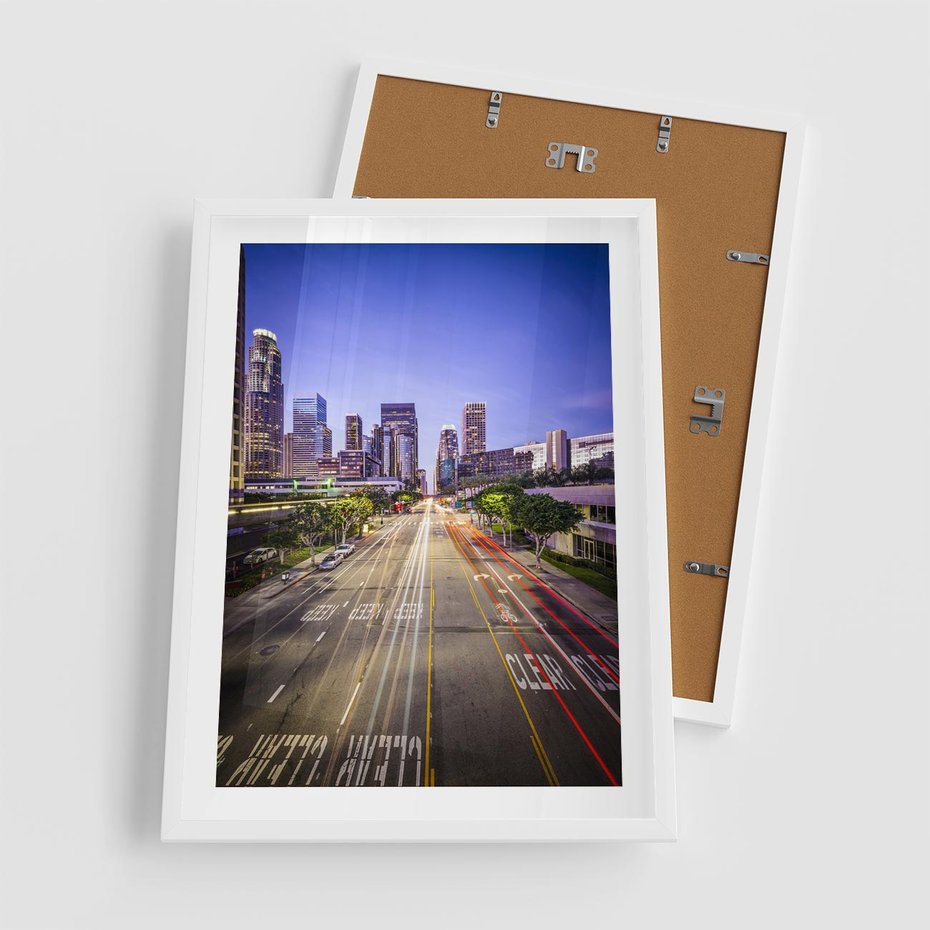 Plakat w ramie 50x70 - Światło nocnej ulicy - miasto, nocą - rama biała
